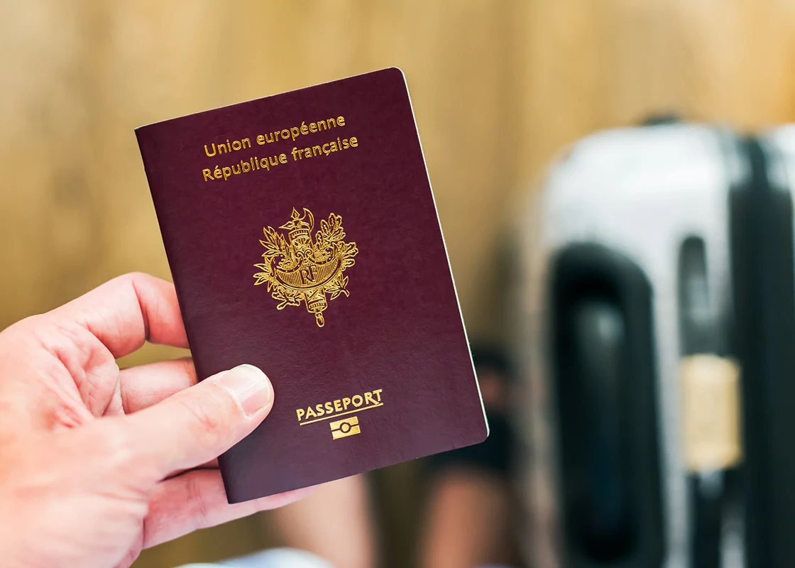 Photo d'identité pour passeports français et internationaux à Thionville (Moselle) - Studio Catherine Herpeux Photographe